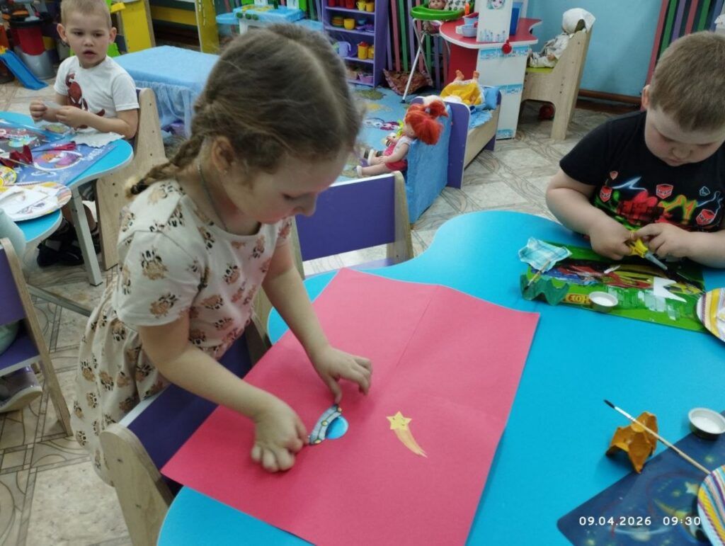 девочка и стенгазета