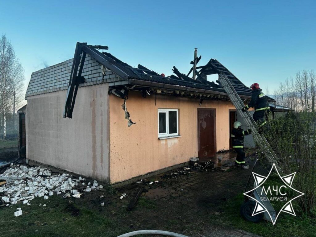 Дровник и баня сгорели в Узденском районе