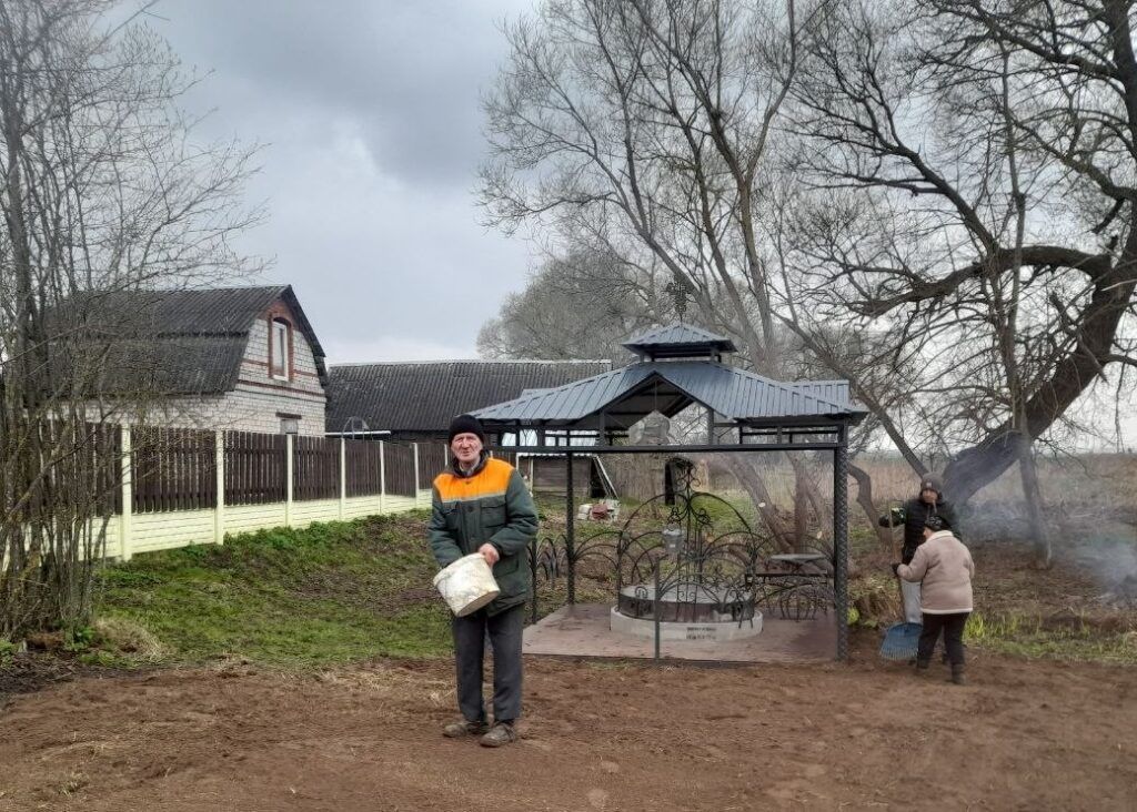 У родника в Костешах прошел весенний субботник