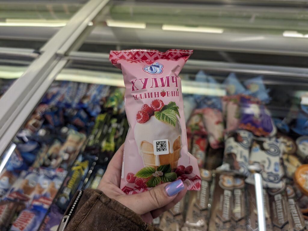 Новинка к Пасхе: в магазинах Узды появилось мороженое «Малиновый кулич»