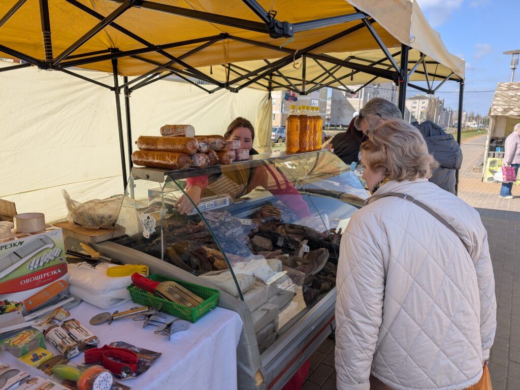 Шашлык, рыба и деликатесы: чем торговали на ярмарке в Узде