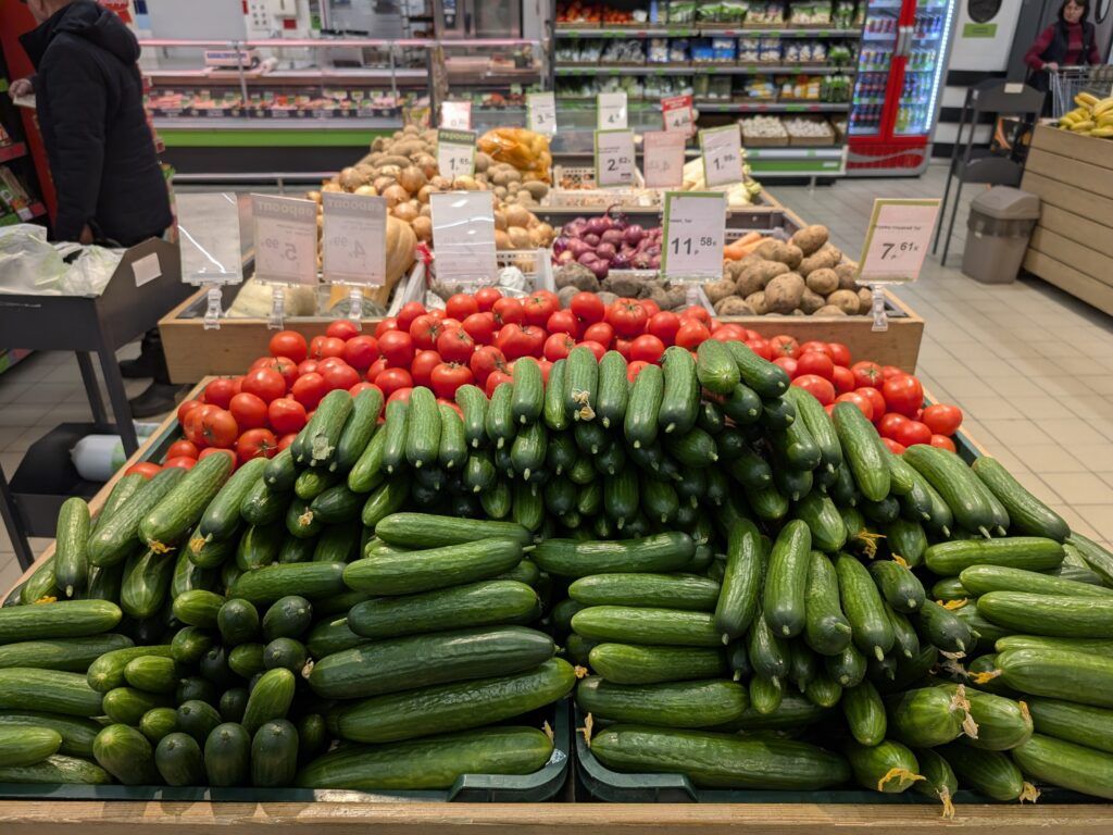 Огурцы, помидоры и капуста: хватает ли овощей в магазинах Узды