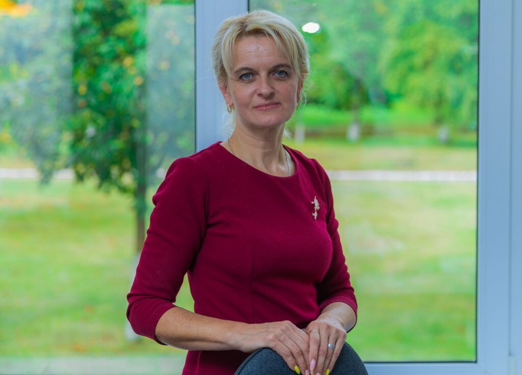 30 лет в педагогике и 15 лет у руля: как директор Хотлянской школы вдохновляет учеников