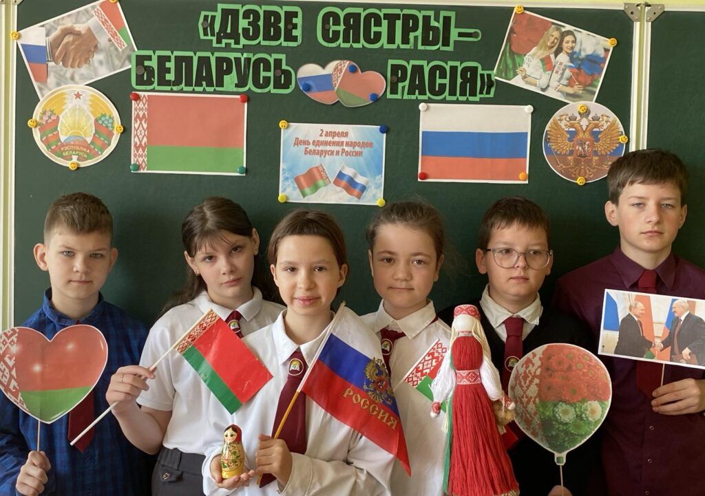 День единения народов Беларуси и России: как прошли уроки в школах Узденского района
