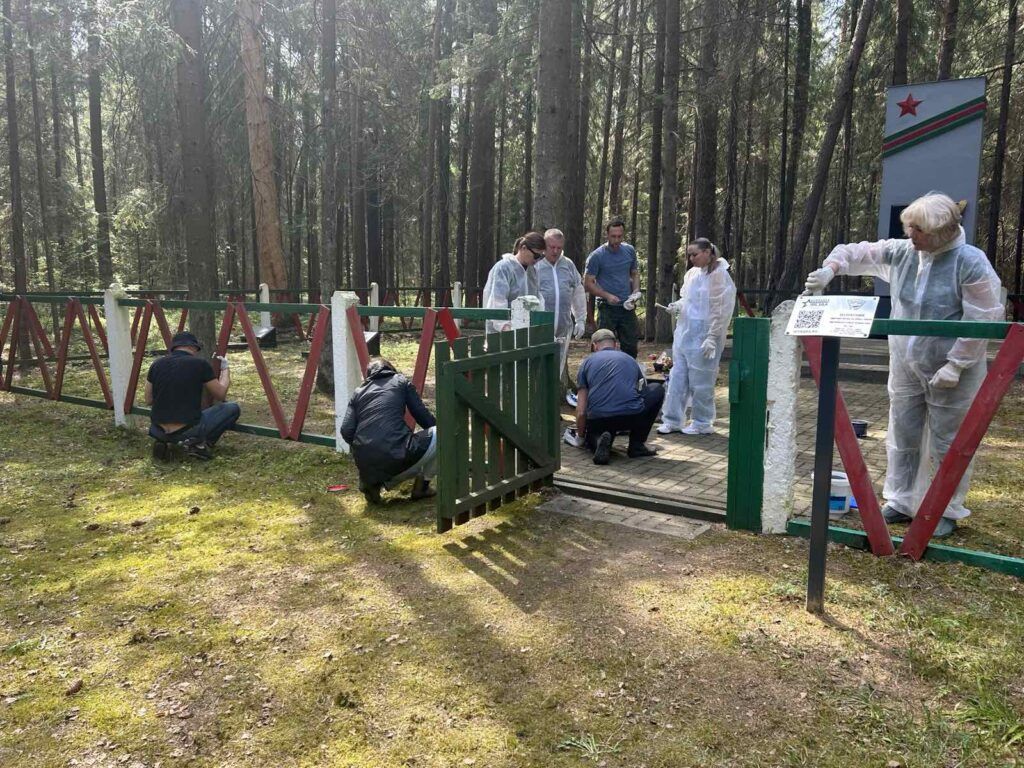 Адвокаты Минщины привели в порядок партизанские землянки и братскую могилу в Колодино