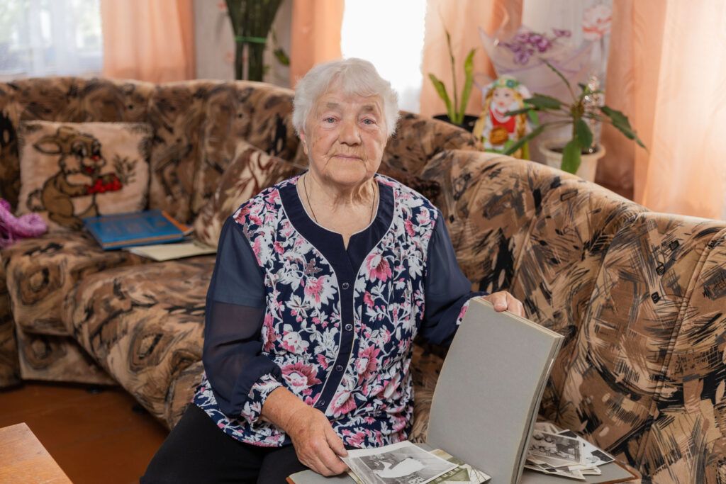 Старость дома не застанет. Чем наполнены будни 90-летней жительницы Узды