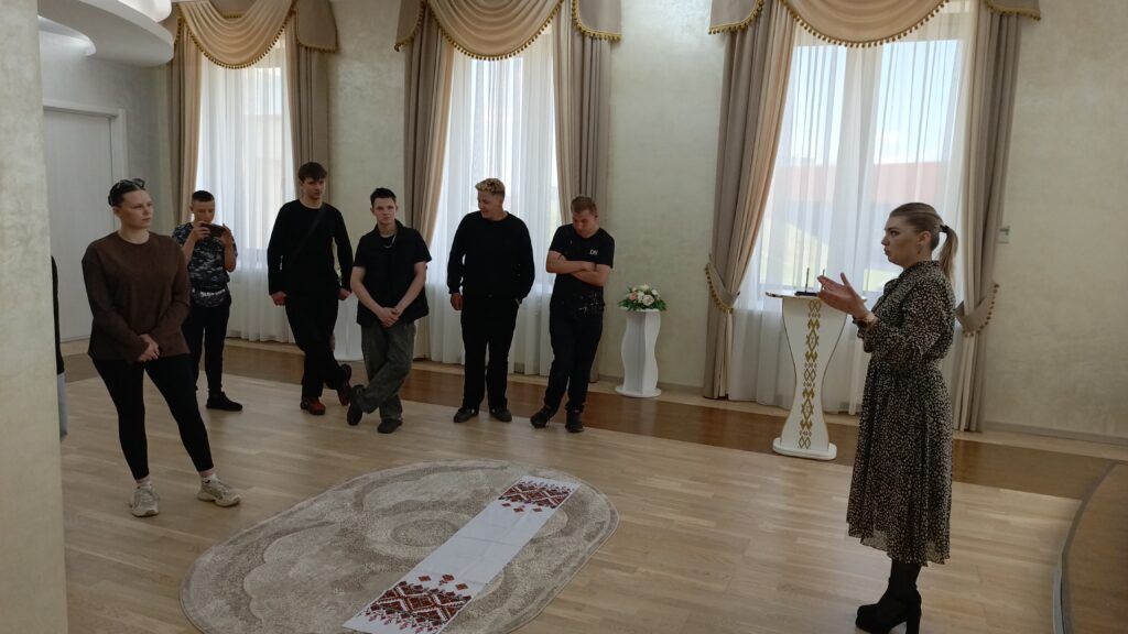 Дорога к семейному очагу. Учащиеся колледжа посетили отдел ЗАГС в Узде