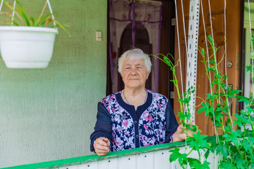 на крыльце своего дома