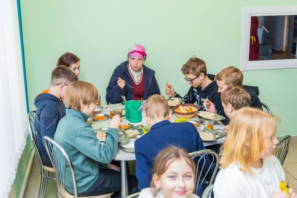 дети в школьной столовой