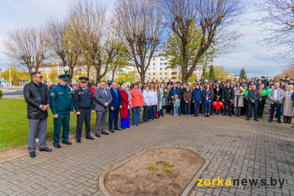люди на открытии доски почета