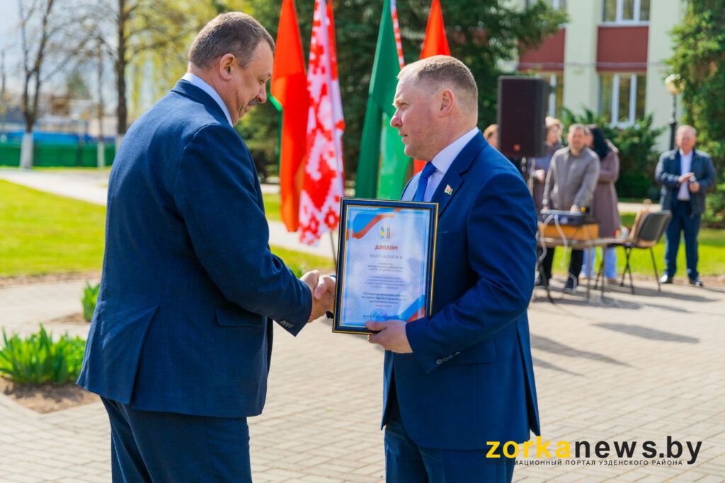 Колос вручает награду