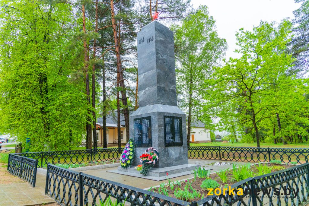 памятник в Хотлянах