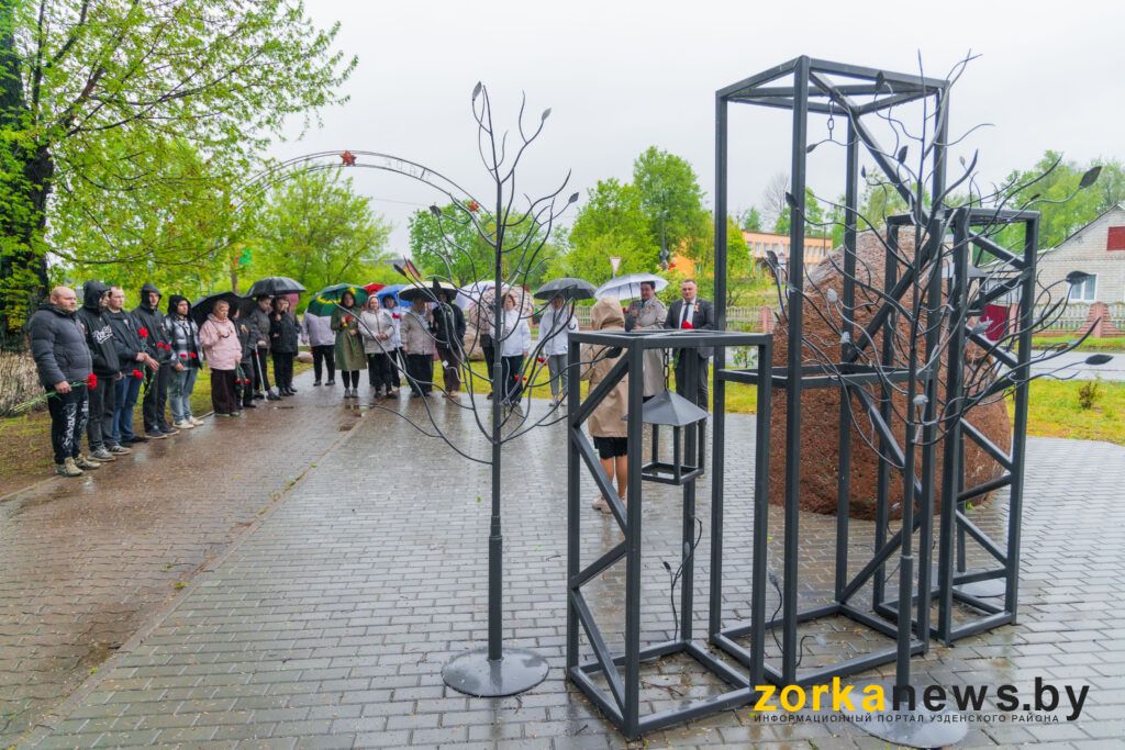 памятник в парке