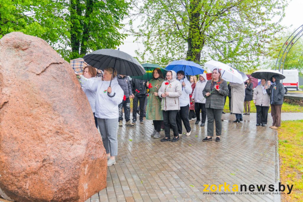 возложение цветов к пмятнику