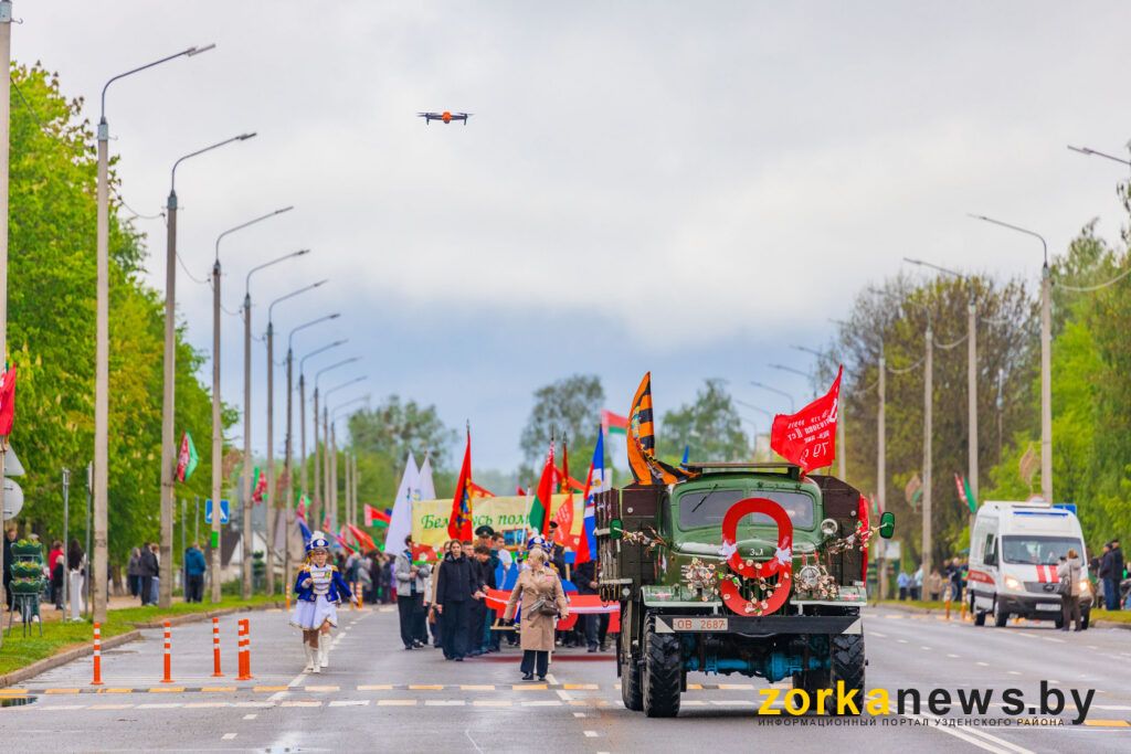 С песней, цветами и мощью техники: в Узде прошел парад ко Дню Победы