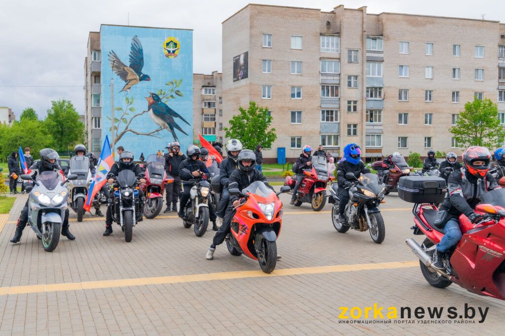 байкеры на бульваре
