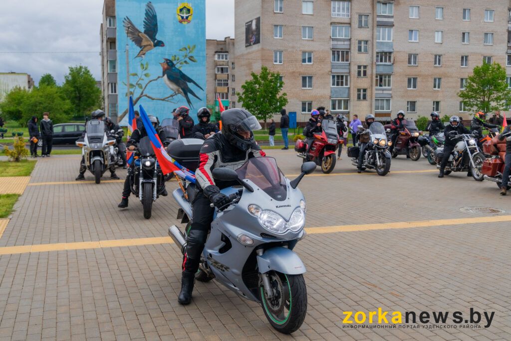 байкер на бульваре