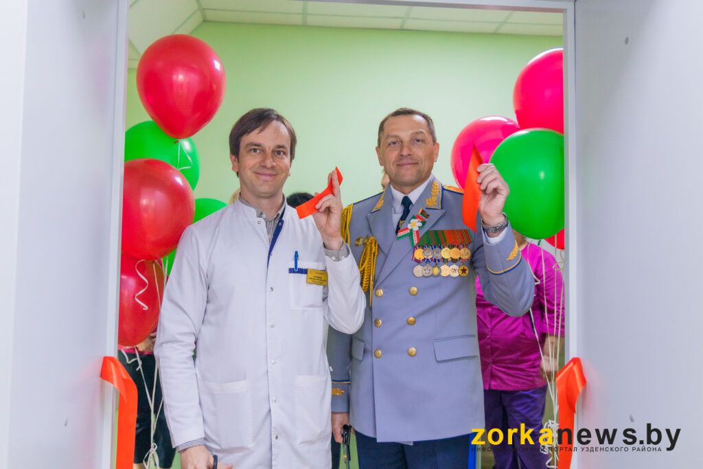 с ленточками в руках