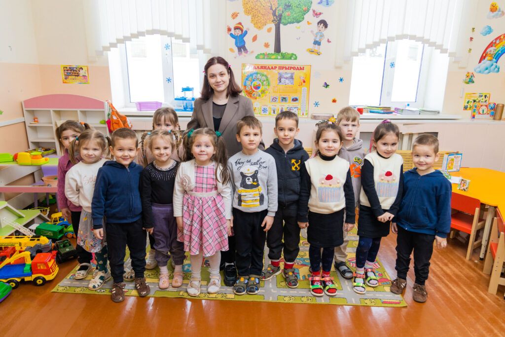 воспитатель с воспитанниками