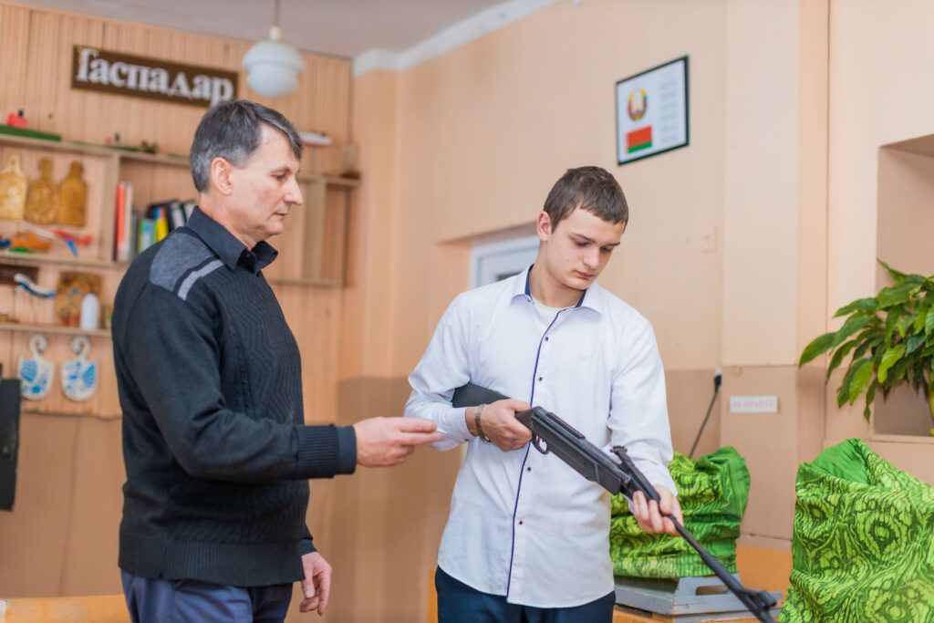 Ребенка не аттестуют? Специалист пояснила, кто обязан проходить учебно-полевые сборы