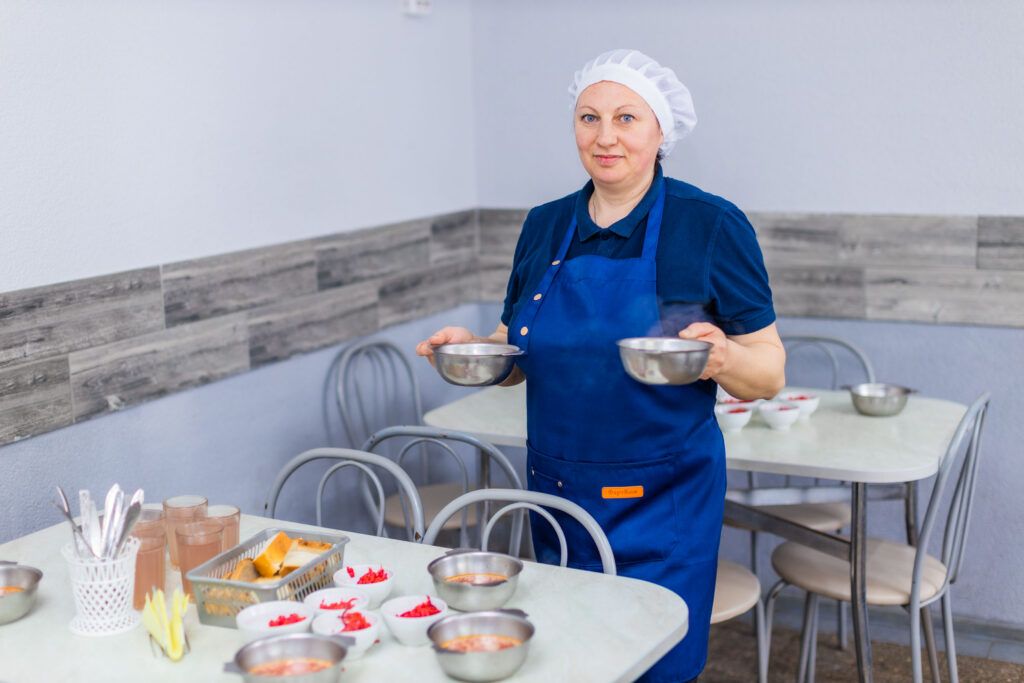 Искусство на тарелке. Чем удивляет учеников повар из Озеро