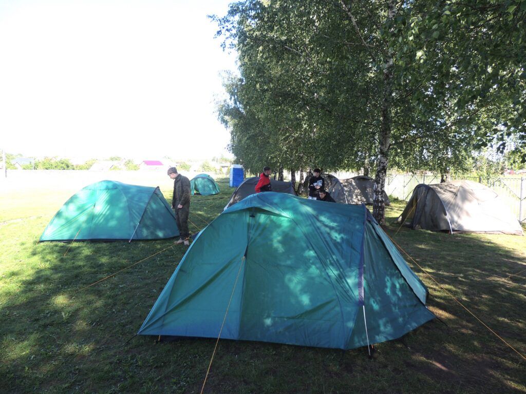Учебно-полевые сборы в Узде: 44 десятиклассника живут в палатках и осваивают военное дело