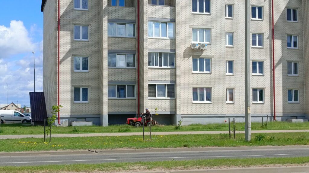 жкх косит траву в городе