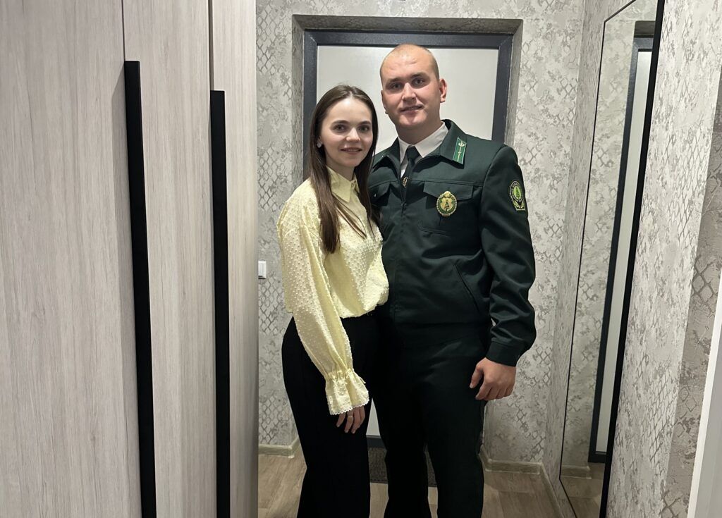 Семья молодых специалистов получила квартиру от Узденского лесхоза