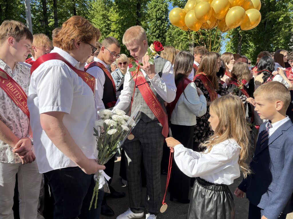 выпускники