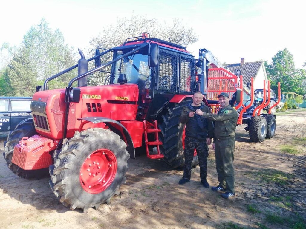 Узденский лесхоз получил новый трактор