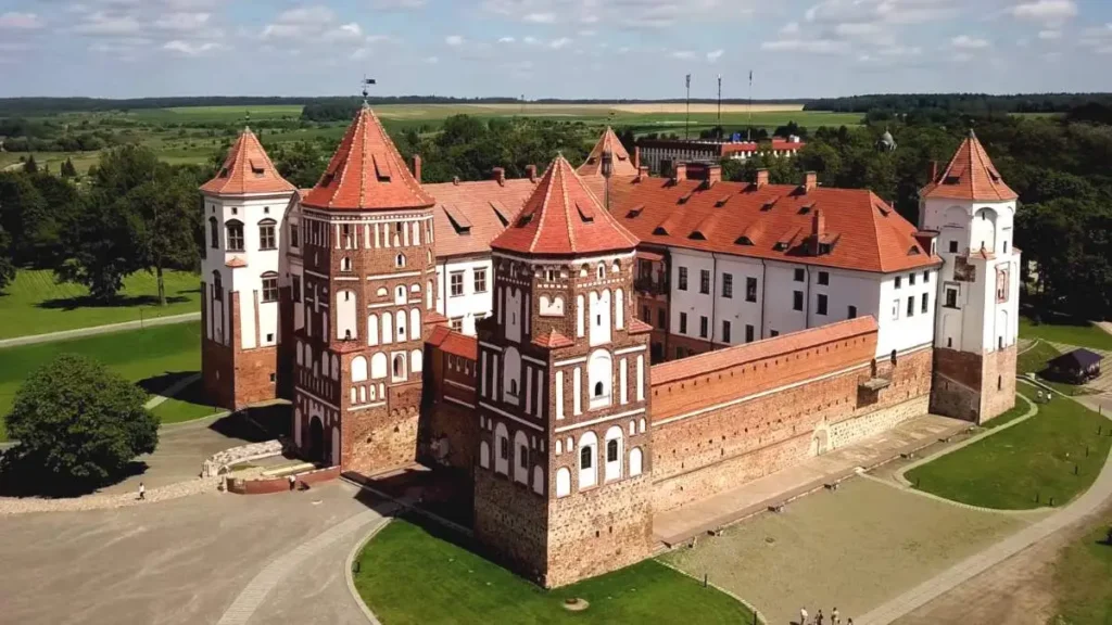 Брестская крепость, Мирский замок и БЕЛАЗ: какие туры популярны у россиян в Беларуси