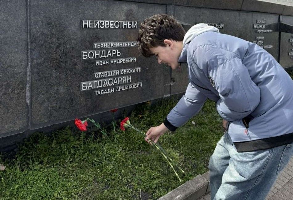 Кому сказал спасибо и возложил цветы в Брестской крепости школьник из Узды