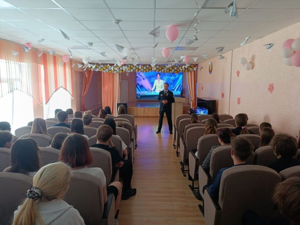 Патриотический урок в СШ №2: прокурор Узденского района напомнил школьникам о цене Победы