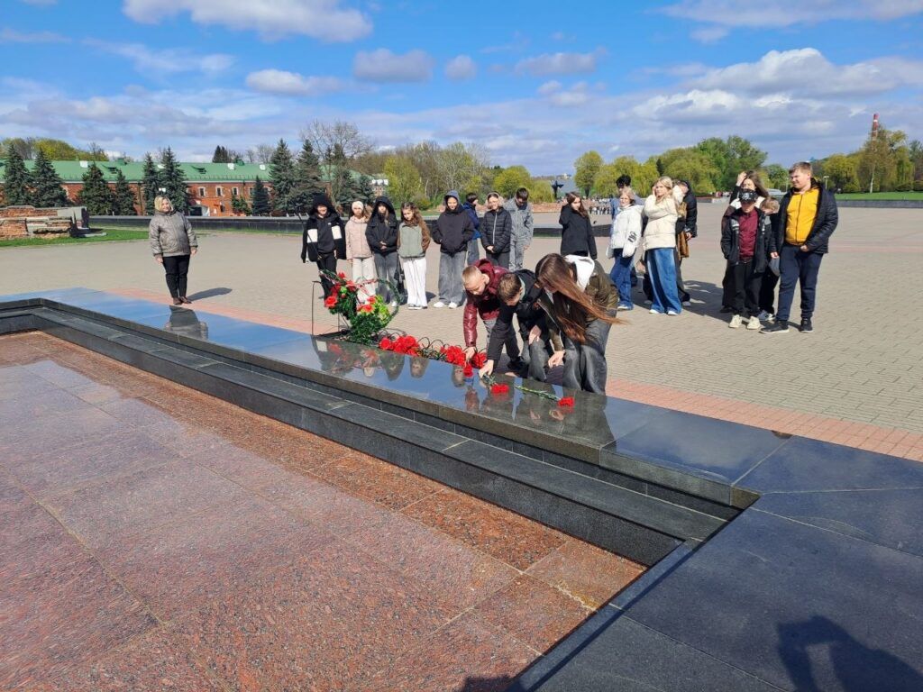у монумента 