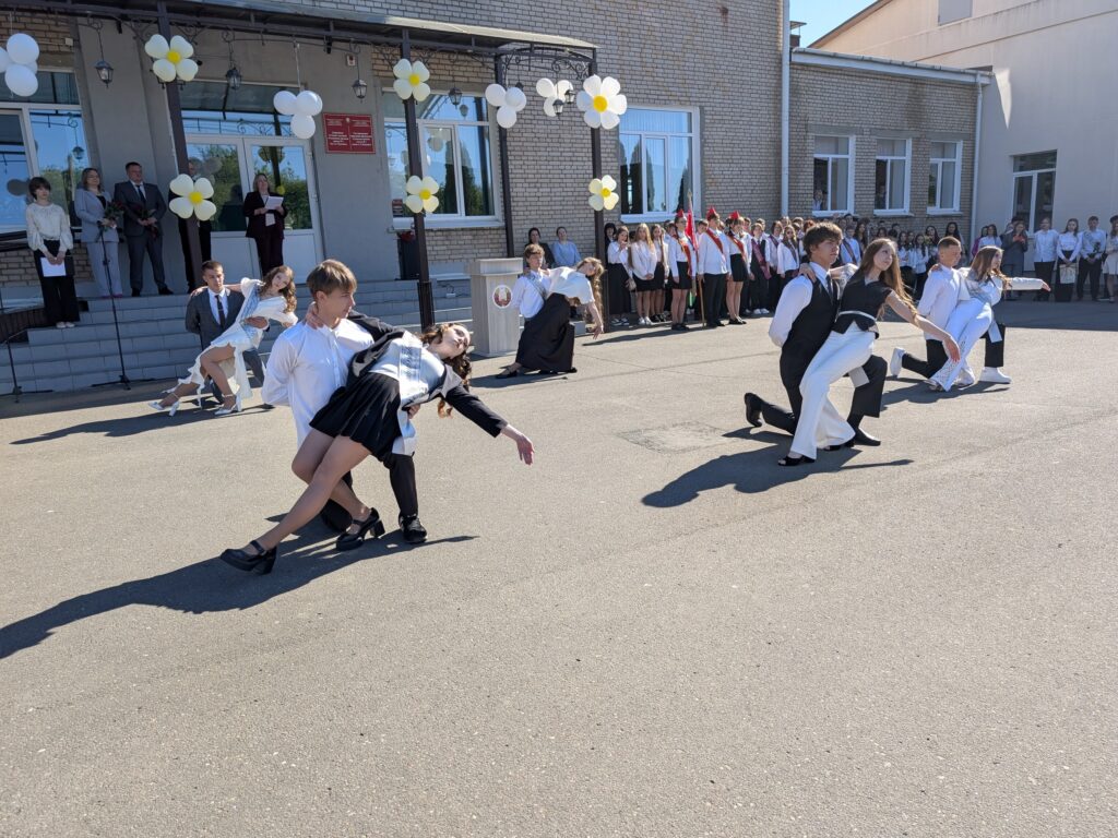 Прощальный вальс и запуск шаров. Школа №1 провожает выпускников во взрослую жизнь