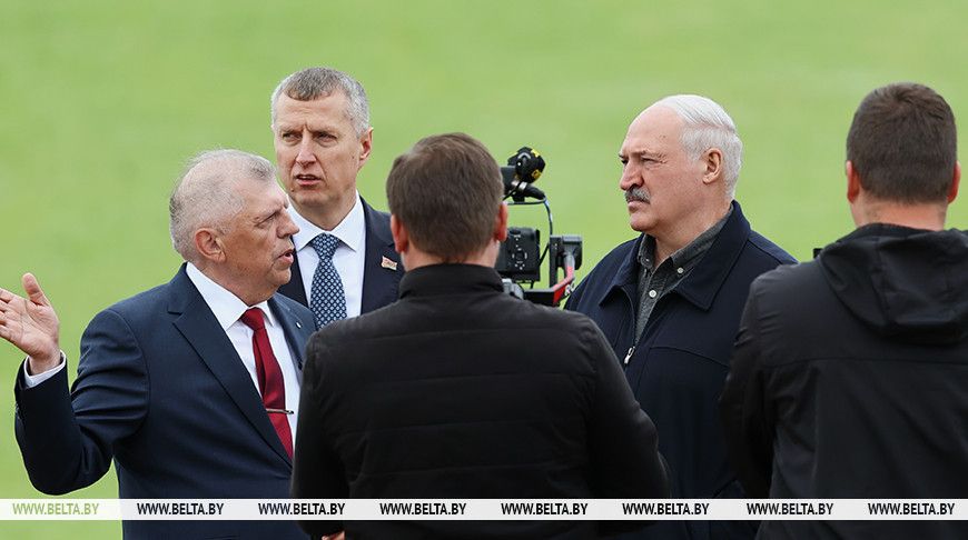 Александр Лукашенко оценил уровень зарплаты на предприятии в Узденском районе