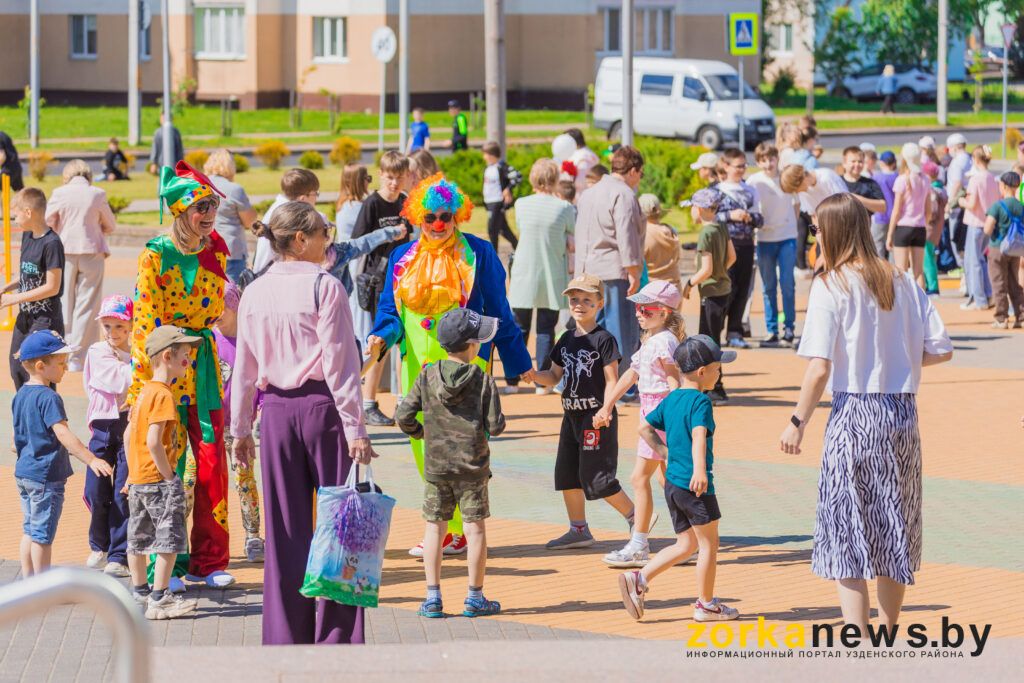 хоровод с клоунами