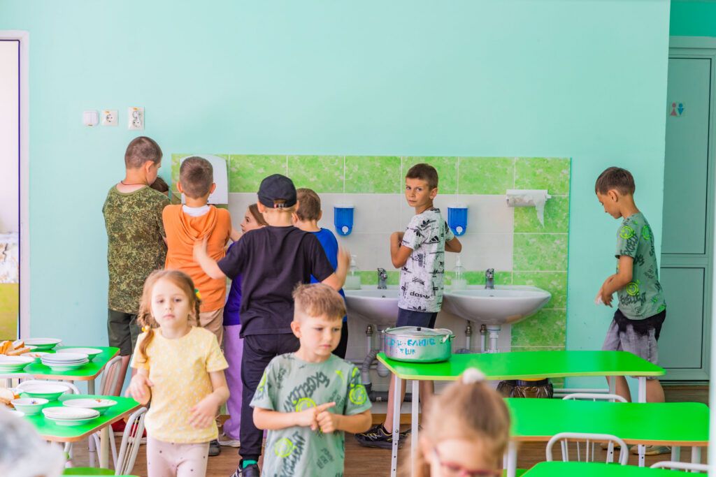 школьники моют руки перед обедом