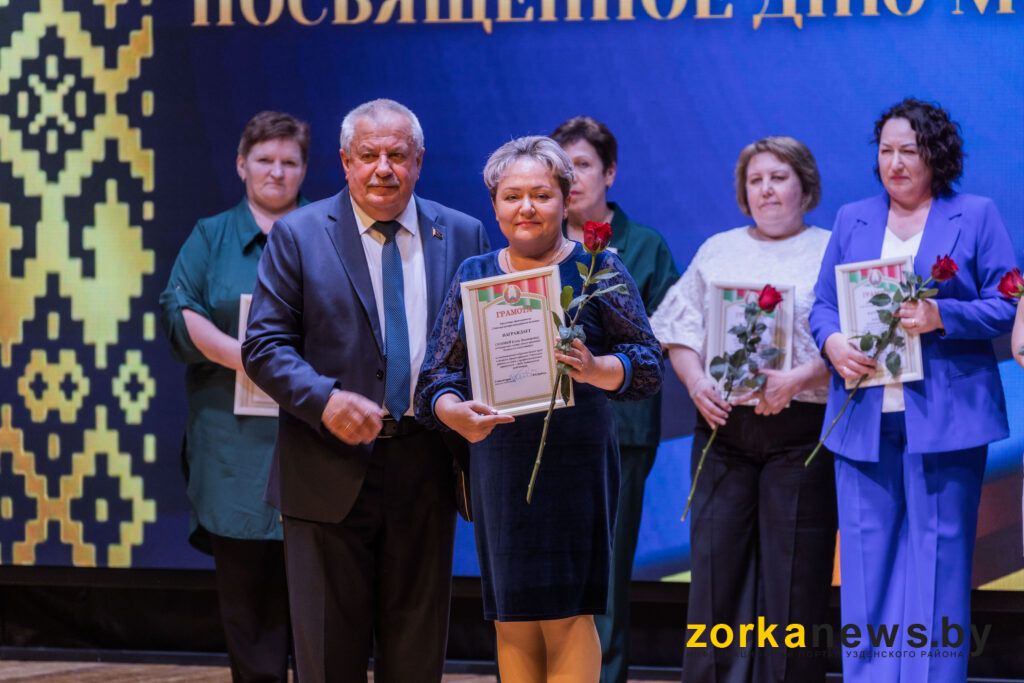 Дрейчук награждает на сцене