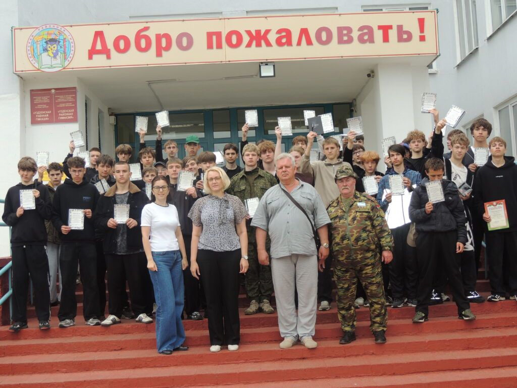 12 дней без телефона: узнали у десятиклассников, чему научились на сборах в Узде