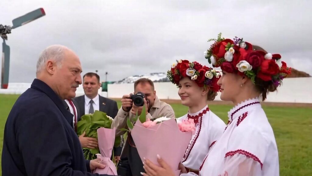 Кто подарил цветы Президенту в Узденском районе — девушки поделились впечатлениями