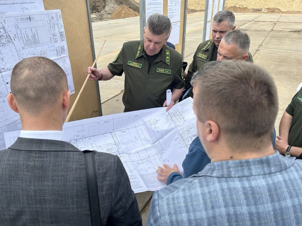 министр показывает проект