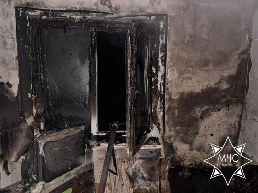 Пожар в двухэтажке под Уздой: среди версий — непотушенная сигарета