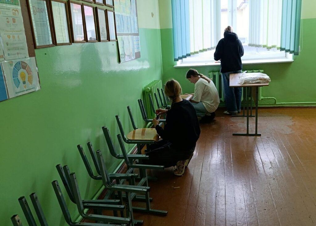 школьницы в школе подрабатывают