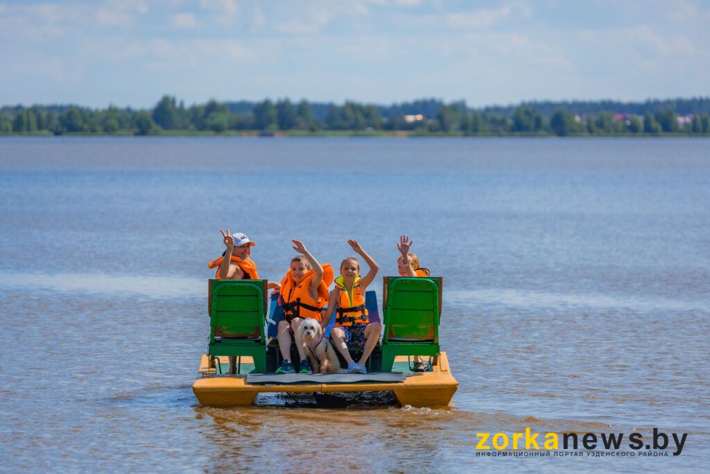 На водохранилище в Лоше можно покататься на катамаране