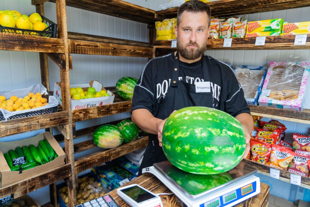 в овощном магазине