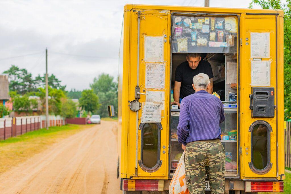 Другой не нужно: почему жители Подъельников выбирают автолавку