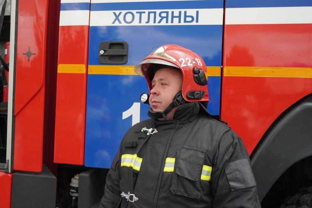 По «водному коридору»: в Узде проводили на пенсию ветерана пожарной службы