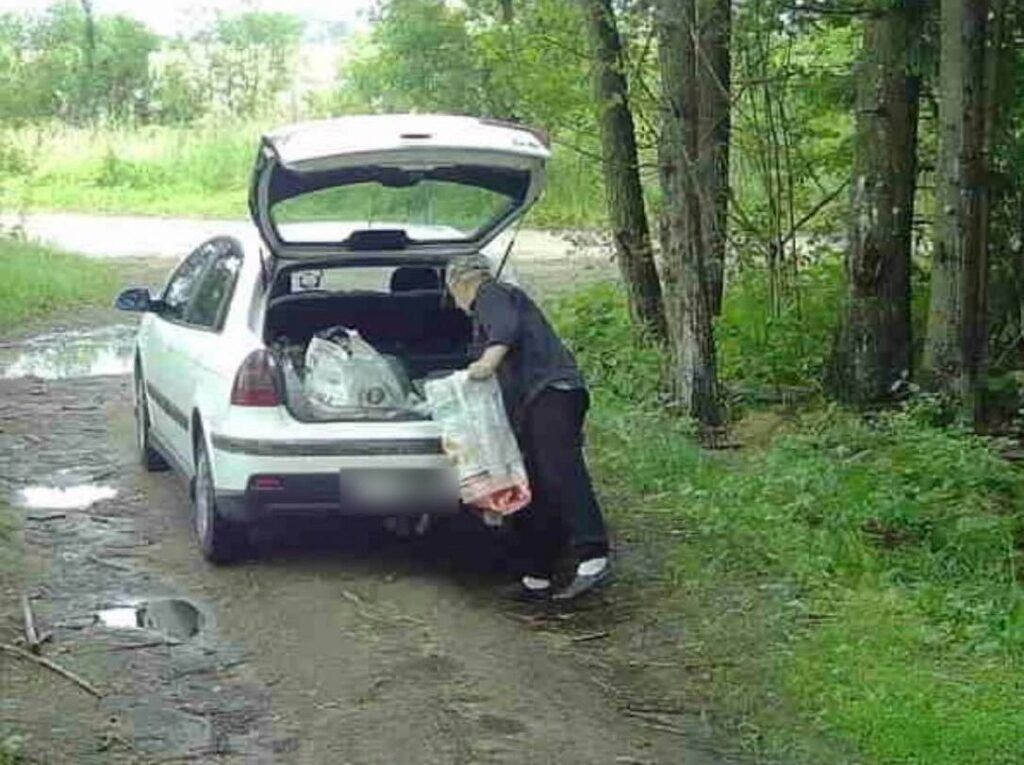Штраф в 450 рублей за мусор: фотоловушка Узденского лесхоза выявила очередного нарушителя