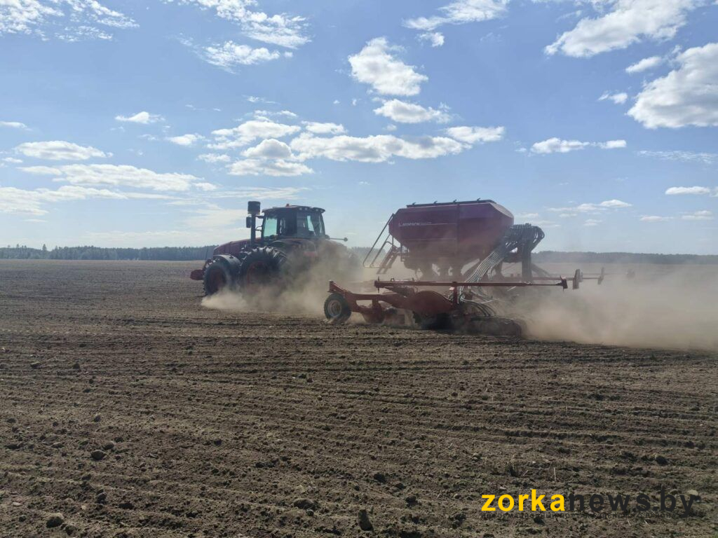 Трактор BELARUS-3522 Horsch Мощность Колёса Шины Белшина Пыль Поле Пахота Сев Почва Работа Механизатор Двигатель Красный Сеялка Агрокомплекс Земля Мощь